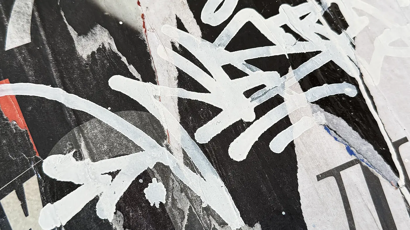 Detail des Werks «traces» von Evgenii Starov: weiße Schriftzüge auf schwarzen Plakatschichten