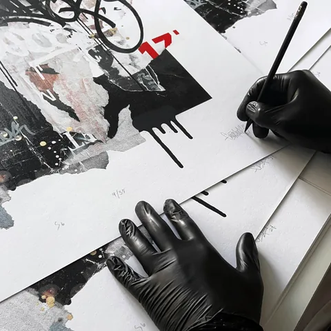 «Wasted», Detail mit Nummerierung und Signatur